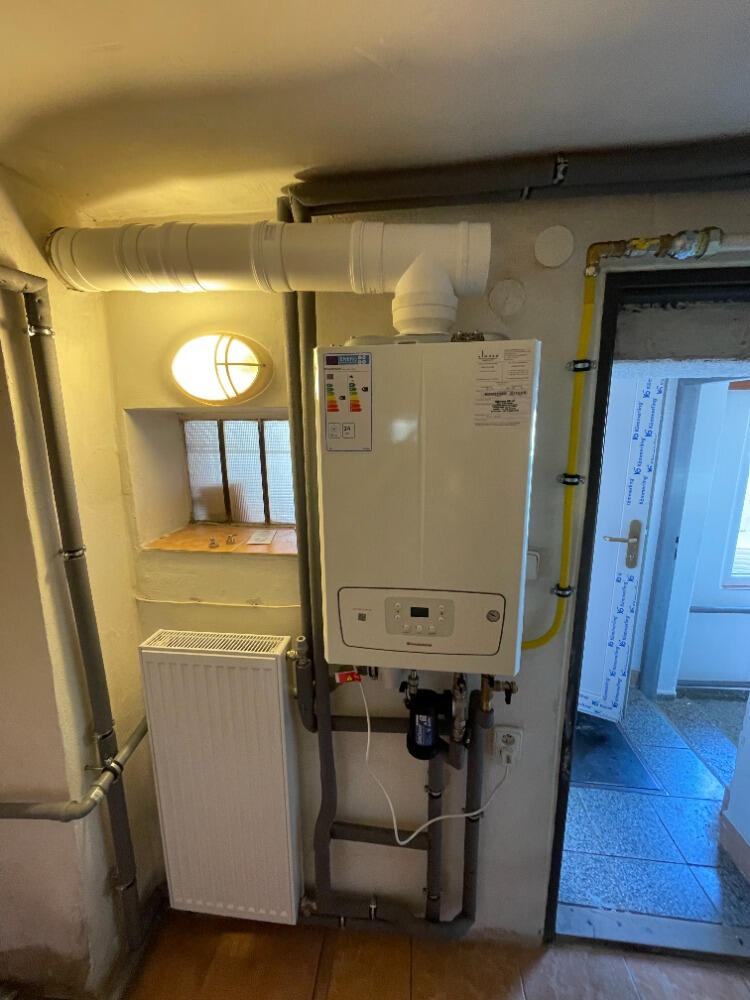 Nesmírně komplikovaný výběr místa umístění kotle Immergas ve stísněných prostorách koupelny s křivými zdmi a otevřeným sprchovým koutem, novým vytápěním koupelny, ochrannou před účinky el. produ dle ČSN 33 2000-7-71, ČSN 33 2000-3 a ČSN 33 2000-5-51.