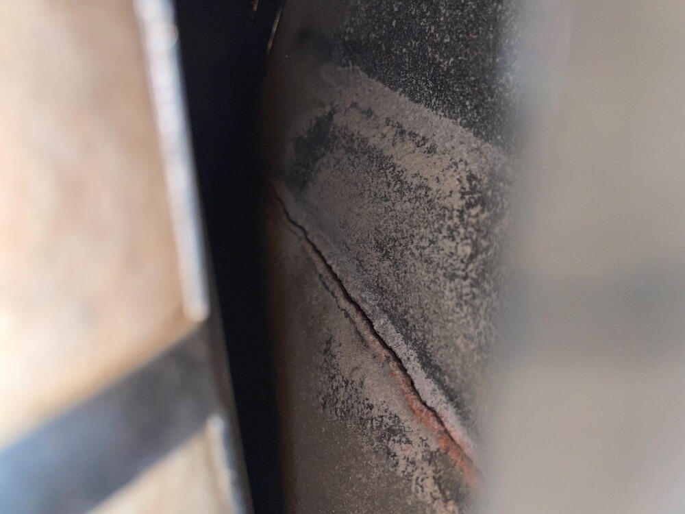 Velmi nebezpečná závada na podokenních topidlech, kterou domácí nevidí. Zato inhaluje spaliny, které mu apartně "zlepšují" jeho zdravotní stav aniž by o tom věděl. S karmami není legrace a s kysličníkem uhelnatým už vůbec. Pířičina: neúdržba