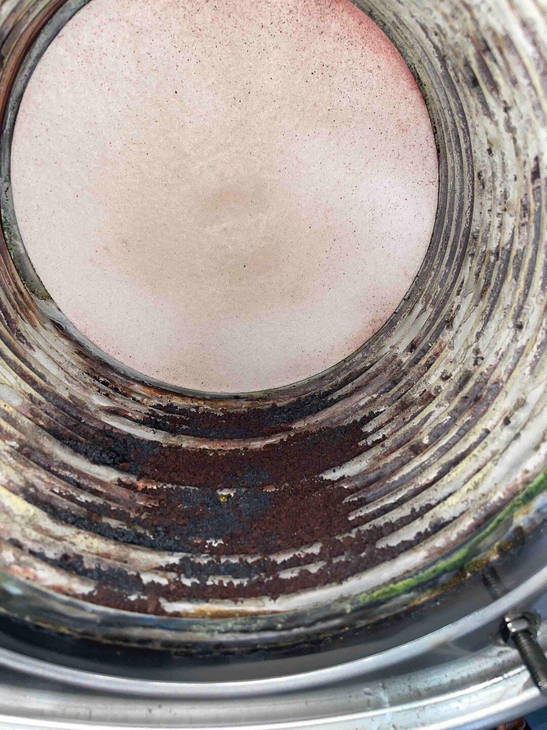 Výměník zanesen tak, že další sezónu už kotel zaplaví neodtékající kondenzát. Zanesený výměník může stát tisíce za opravu kotle.