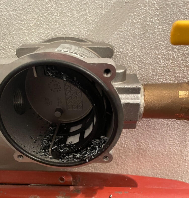 Nečistoty v plynovém filtru, před plynovým kotlem.