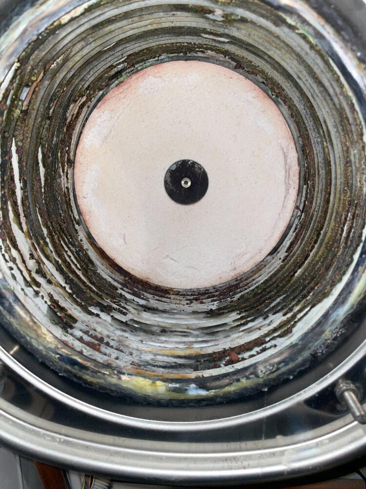 Znečištěný výměník po roce provozu - velmi záleží na tom, jaký vzduch kotel nasává a v jakém režimu pracuje - je to všude individuální, čemuž věnujeme také pozornost.